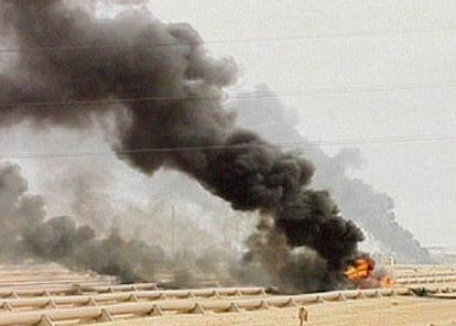 Un oleoducto arde en Nejmeh, entre Nasiriyah y Basora, al sur de Irak.