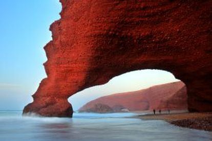 Arcos de roca natural en los acantilados de la playa de Legzira, en Marruecos.