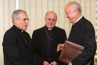 El cardenal Rouco (Madrid), el obispo Blázquez (Bilbao) y el arzobispo García Gasco (Valencia), de izquierda a derecha.