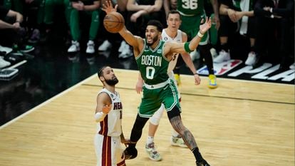 El alero de los Boston Celtics, Jayson Tatum, pierde el control del balón luego tras recibir una falta del alero del Miami Heat, Caleb Martin, durante el  sexto partido de las finales de la Conferencia Este de la NBA.