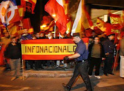 Miembros de La Falange se manifestaron ayer en la plaza de Colón.