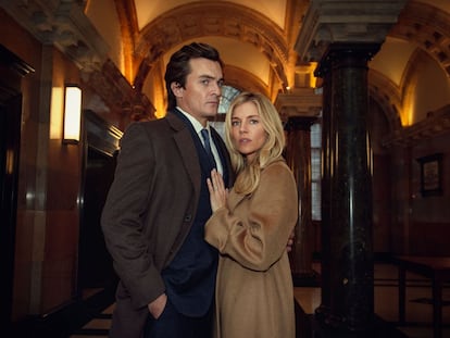 Rupert Friend y Sienna Miller en 'Anatomía de un escándalo'.