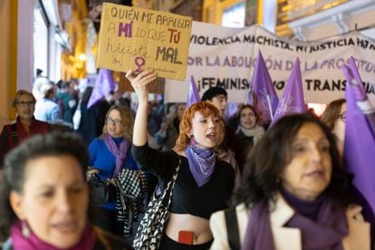 Un momento de la manifestación por el 25N convocada por el Movimiento Feminista en Sevilla.