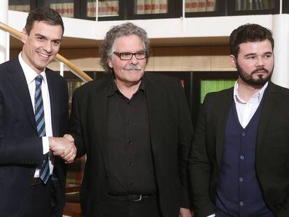 Pedro Sánchez con dos figuras de ERC, Joan Tardà y Gabriel Rufián.