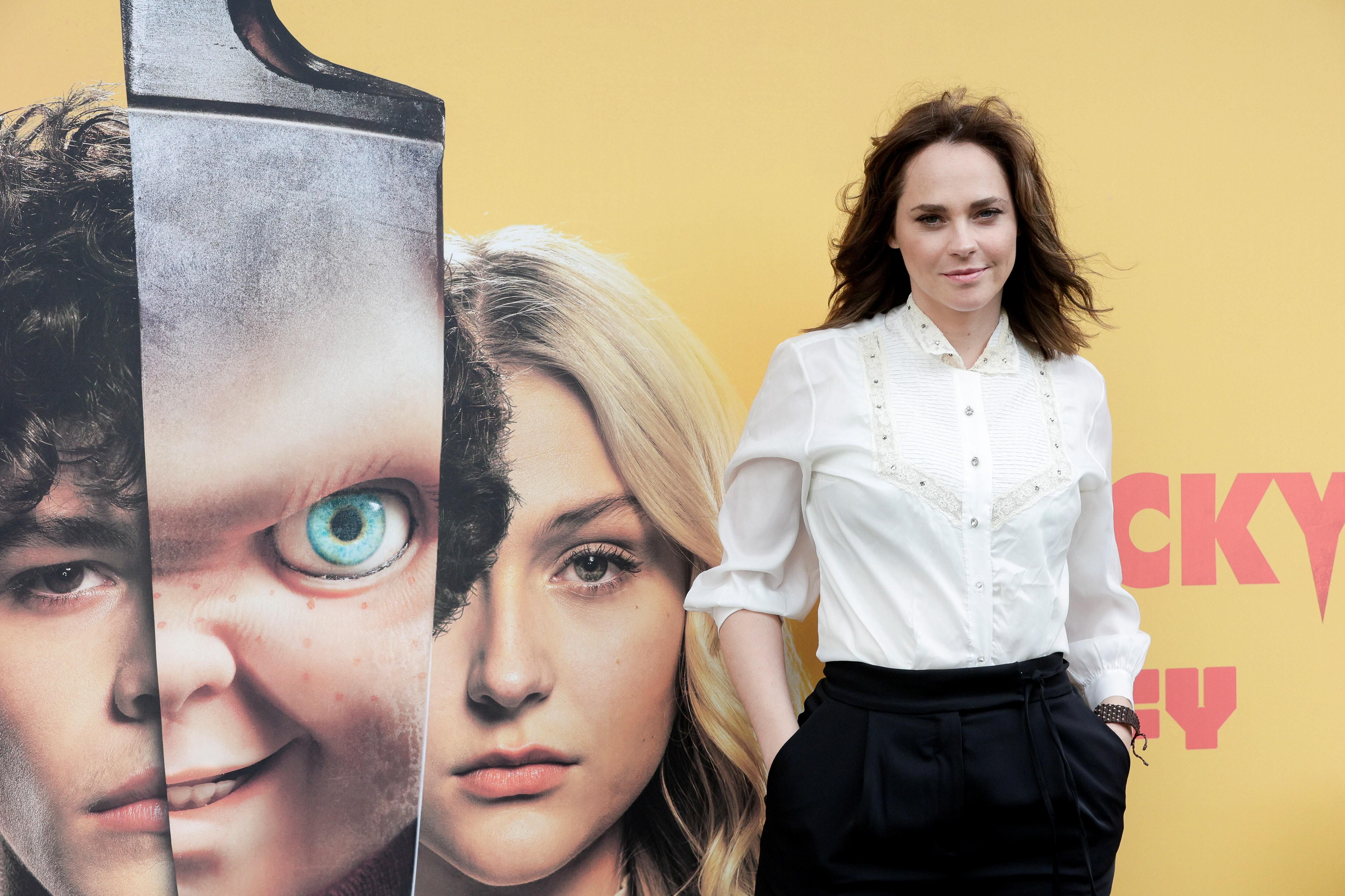 Fiona Dourif, ante un cartel de la serie 'Chucky'.