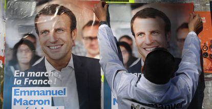 Un partidario de Macron cuelga carteles en Rennes, capital de Bretaña.