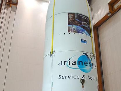 Técnicos de la ESA comprueban los sistemas en Holanda y la cofia del cohete Ariane 5 con el ATV dentro.