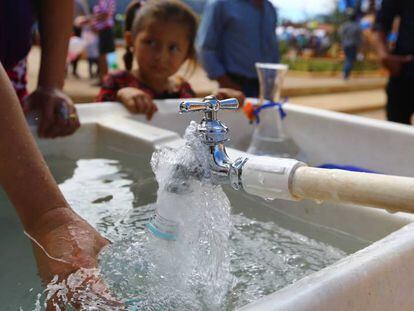 Recogida de agua potable en una zona rural de Honduras. 