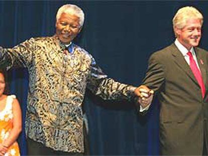 Nelson Mandela (izquierda) y Bill Clinton en la clausura de la Conferencia Mundial sobre el Sida en Barcelona.
