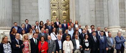 Diputados valencianos y cargos del Consell en las puertas del Congreso de los Diputados antes de tramitarse la reforma del Estatut.