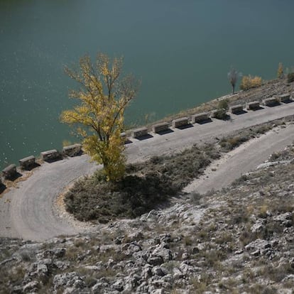 Embalse de Linares del Arroyo. Montserrat Iglesias, autora del libro "La marca del agua" recorre los lugares donde se desarrolla la novela.