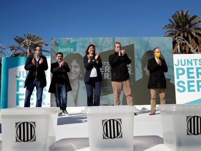 La candidata de Junts, Laura Borràs (c), junto a los presos con trecer grado Josep Rull (i), Jordi Sànchez (2i), Quim Forn (2d) y Jordi Turull (d), hoy en Barcelona