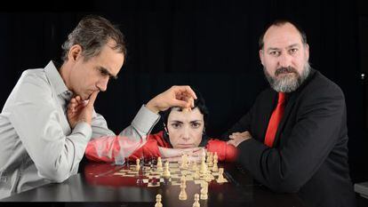 Elena Rayos, entre C&eacute;sar Sarachu (a la izquierda) y Daniel Albaladejo. 