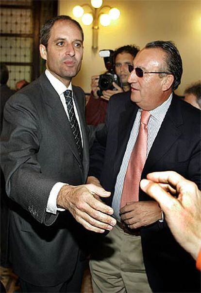 Francisco Camps, presidente de la Comunidad de Valencia (izquierda), y Carlos Fabra, presidente de la Diputación de Castellón, que sopesa presentarse a la alcaldía.