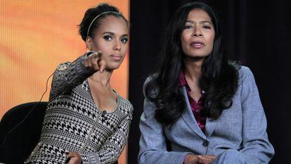 La actriz Kerry Washington y la co productora ejecutiva de la serie de televisión 'Scandal' Judy Smith.