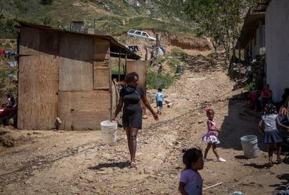Una mujer camina en la zona conocida como Little Haiti, en Tijuana, este jueves.
