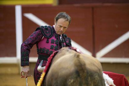 El diestro Pepe Luis V&aacute;zquez da un pase de muleta en su reaparici&oacute;n durante la corrida de la Feria del Milagro.