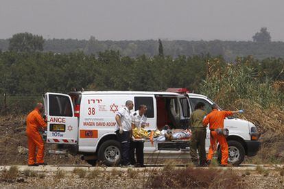 Un soldado israelí es evacuado tras ser herido en el intercambio de disparos con el ejército libanés.