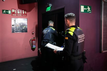 Inspección de la Guardia Urbana en la discoteca Arena de Barcelona.