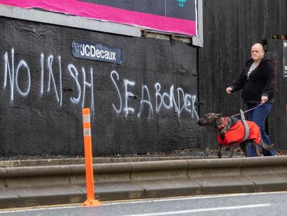 Una pintada en el sur de Belfast, contra los controles aduaneros en el mar de Irlanda que impone el Protocolo firmado entre Londres y Bruselas