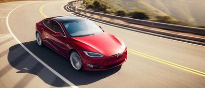 Tesla Model. Según la versión, con una recarga puede superar los 600 km de autonomía y los 450 caballos de potencia.
