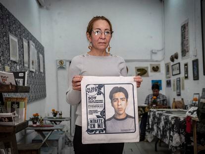 La activista hondureña Ana Enamorado sostiene una bolsa con la cara de su hijo Óscar, desaparecido en 2010, este sábado en la cafetería "La Resistencia" de Ciudad de México.