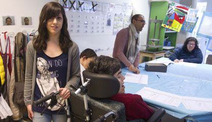Begoña Domínguez en su trabajo como voluntaria de APAMP.