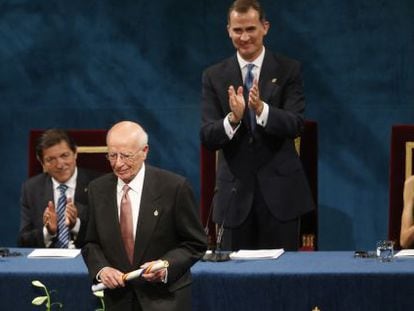 Emilio Lled&oacute; tras recibir el premio Princesa de Asturias a las Humanidades de manos de Felipe VI este viernes.