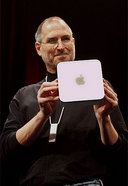Steve Jobs muestra el Mac Mini y lleva, colgando del cuello, el iPod Shuffle.