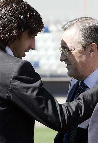 El capitán del Real Madrid, Raúl, conversa con el presidente Florentino Pérez en la inauguración de la nueva ciudad deportiva.