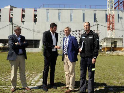 El vicepresidente gallego, Alfonso Rueda, con corbata, durante una visita al edificio de A Estrada cuando estaba en obras.