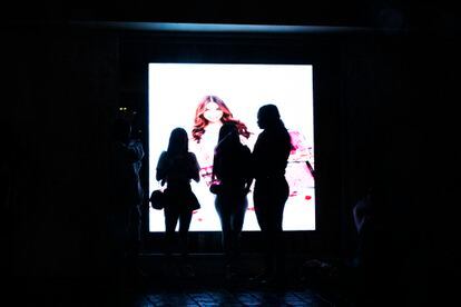 Un grupo de mujeres juega con sus teléfonos en el Parque Lleras.