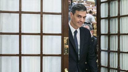 El presidente del Gobierno, Pedro Sánchez, sale del hemiciclo del Congreso de los Diputados.