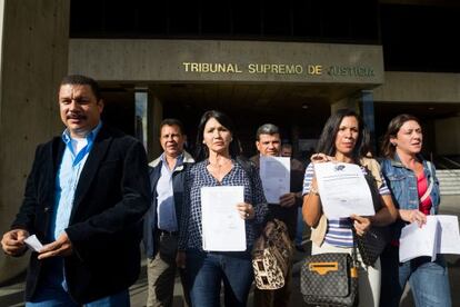 Los diputados de la Mesa de la Unidad Democrática asisten al Supremo.