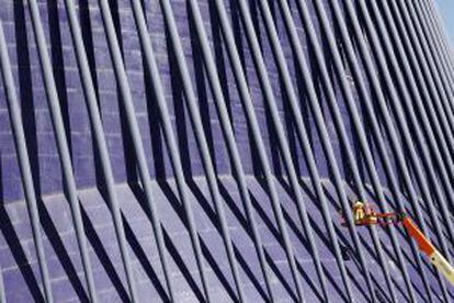 Labores de reparación de los desperfectos en el edificio L' Àgora diseñado por Santiago Calatrava.