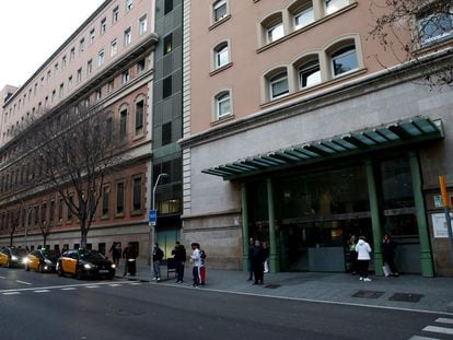 Una imagen de la fachada del  Hospital Clínic de Barcelona. / Quique García (EFE)