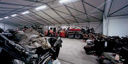 'Memory remains' es un proyecto fotográfico de Francesc Torres. El español se ha colado en el Hangar 17 para inmortalizar los objetos allí almacenados. Coches, barras, raíles y demás se encontraban en las Torres Gemelas el 11S y también 'sufrieron' las consecuencias del ataque de Al Qaeda.