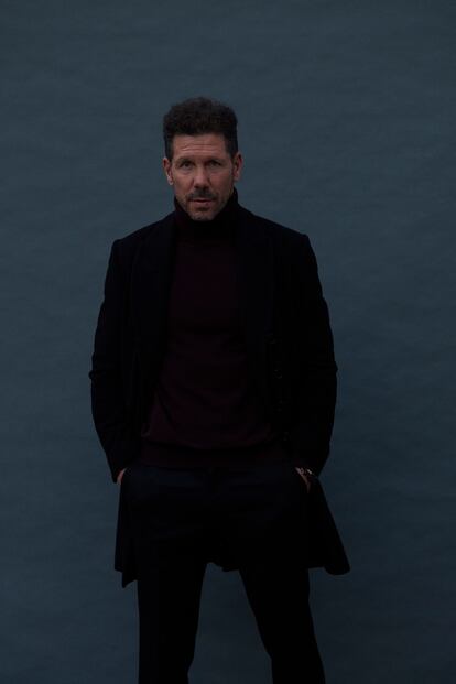 “Desde que conocí a Carla y nacieron mis hijas me siento una fiera. Un toro, con un equilibrio renovado”, dice el entrenador, aquí con abrigo de Yves Saint Laurent y un jersey de cuello alto en cachemir de Loro Piana.