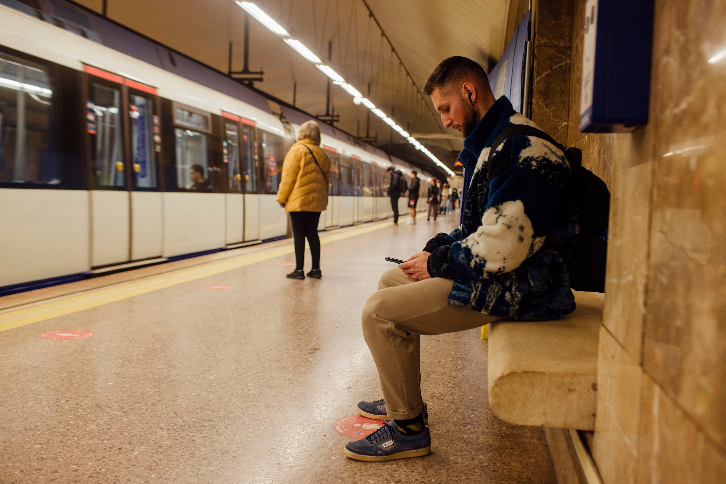 Miguel Ángel, residente de primer año de Cardiología y quinta mejor nota de España en el acceso al mir de 2023, espera el metro tras salir de guardia en La Paz.