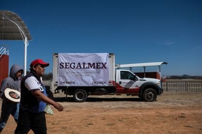 Una camioneta con una lona de la Segalmez, en San Luis Potosí (México), en enero de 2019.