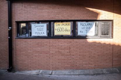 Carteles contra el cierre de las urgencias en las ventanas de un centro de salud en Colmenar Sur.