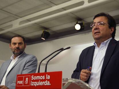 José Luis Ábalos y Guillermo Fernández Vara durante una rueda de prensa.