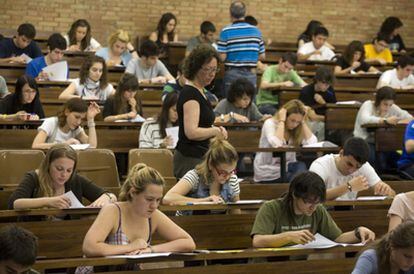 Estudiantes examinándose de las pruebas de la selectividad en la Facultad de Económicas de la Universidad de Barcelona