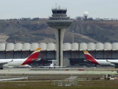 Dos aviones de Iberia en el aeropuerto de Madrid-Barajas