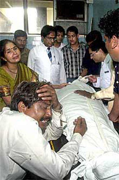 Familiares de Phoolan Devi lloran ante su cadáver. Arriba, Devi en 2000.