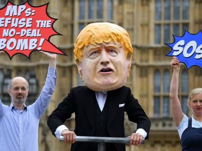 Activistas de Avaaz instan a los diputados británicos a "desactivar la bomba de un Brexit sin acuerdo", este martes delante del Parlamento de Westminster en Londres.