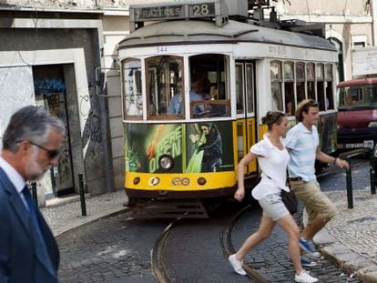 El tranv&iacute;a 28 a su paso por el Largo do Chiado, en Lisboa. 