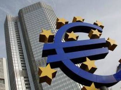 Escultura del euro ante la sede del BCE.