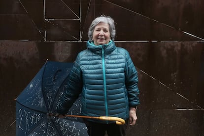 Carmen Fernández, 69 años. Trabajaba en Iberia y cobra "1500 y pico euros" de pensión, por lo que se considera afortunada. "Estoy aquí por la ridiculez de la subida de las pensiones de este año y por el futuro de todos los jubilados y de mis tres hijas", afirma.