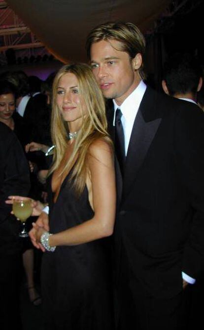Jennifer Aniston y Brad Pitt, durante la fiesta de 'Vanity Fair' tras la gala de los Oscar de 2000, celebrada en Los Ángeles (EE UU).